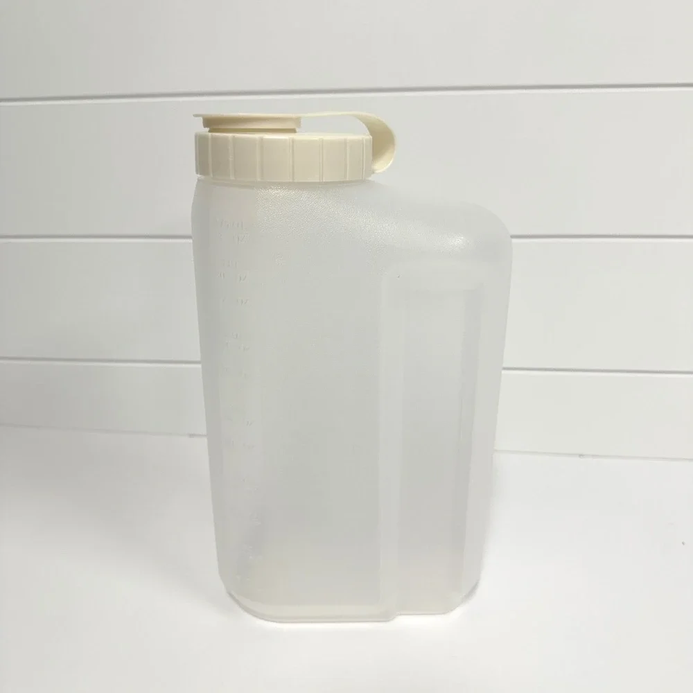 Vintage Rubbermaid Servin Saver 2.75 QT Slim Pitcher jug with almond lid